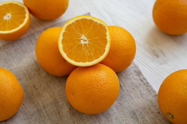 Čerstvé zralé organické pomeranče na bílém dřevěném pozadí, boční vi - Fotografie, Obrázek