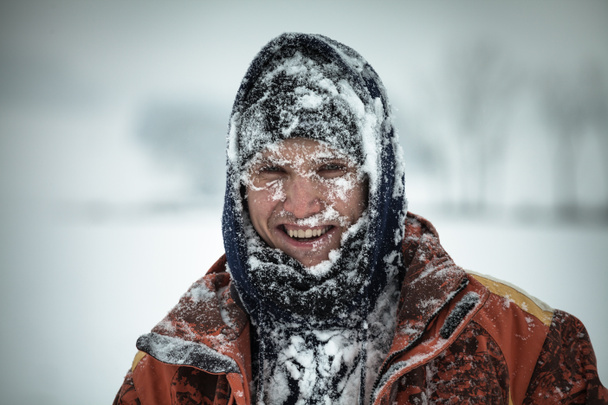 Boldog ember a hóban - Fotó, kép