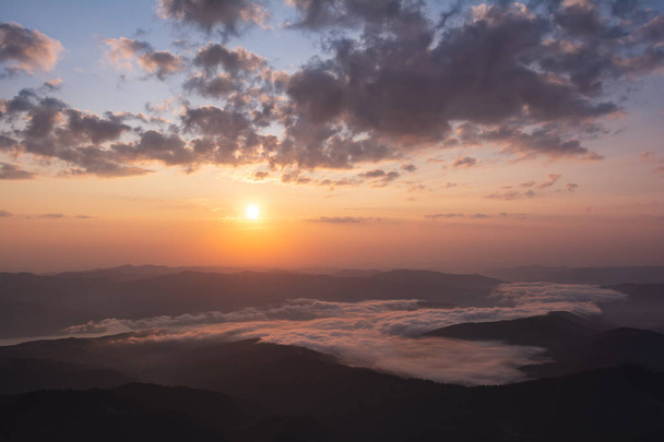 Чудовий світанок у Карпатських горах. Національний парк Чахлау (Румунія). - Фото, зображення