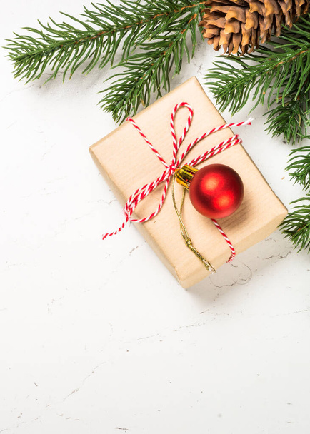 Fondo de Navidad con abeto y decoraciones en blanco. - Foto, imagen