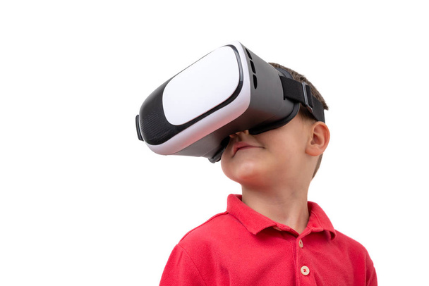 Niño aislado con auriculares de realidad virtual. Limpia gafas VR con espacio de texto. Primer plano
. - Foto, Imagen