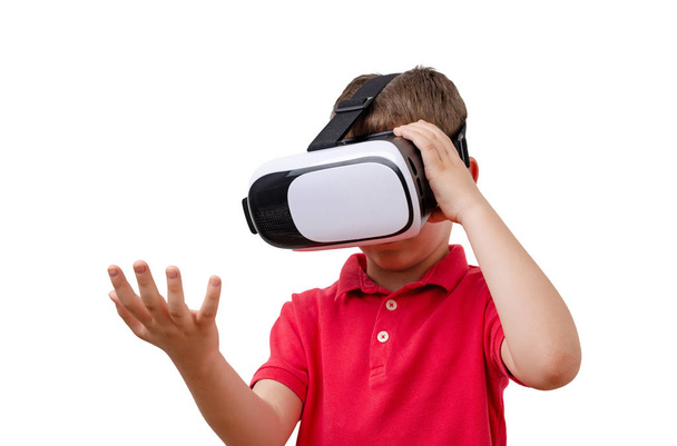 isolierter Junge mit Virtual-Reality-Brille mit ausgestreckter Hand, als ob er etwas in sich trägt. - Foto, Bild