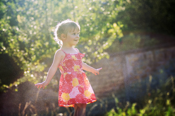 Kleines Mädchen im Kleid im Freien - Foto, Bild
