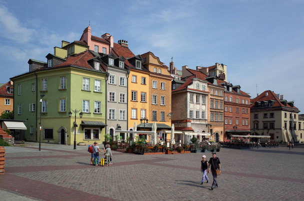 Βαρσοβία, Πολωνία - 21 Ιουνίου 2019: Όμορφη θέα στην Παλιά Πόλη και πολύχρωμα κτίρια στη Βαρσοβία.                                                        - Φωτογραφία, εικόνα