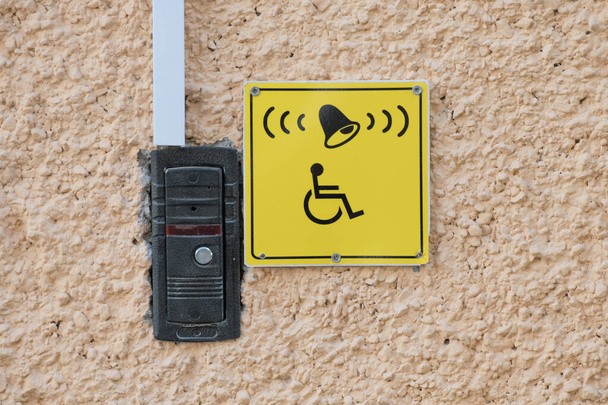 ayudar a las personas con discapacidad. llamar a una persona con discapacidad. sillas de ruedas. Una persona no puede comprar. Silla de ruedas delante de las escaleras
  - Foto, Imagen