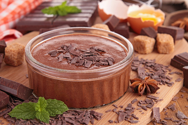 Chocolate mousse and ingredient - Фото, зображення