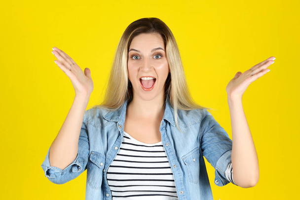 Happy young woman on yellow background - Foto, Bild