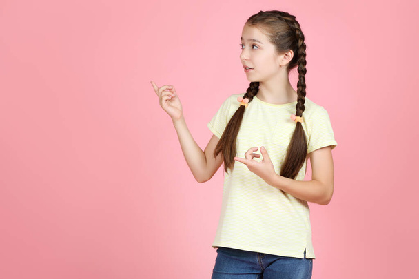 Beautiful young girl on pink background - Foto, afbeelding