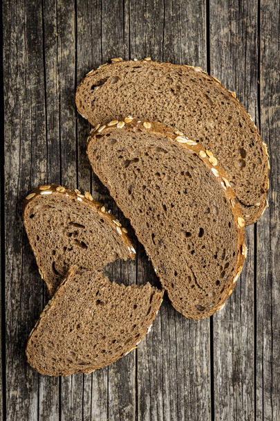 Sliced whole grain bread with oat flakes. Wholemeal bread. - Foto, imagen