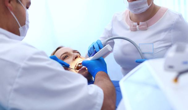 Lääkäri ja potilas hammashoitolassa - Valokuva, kuva