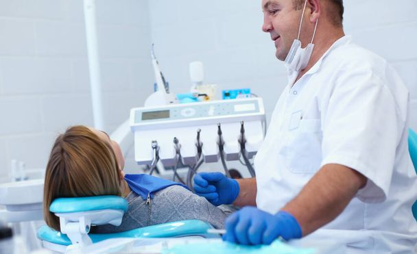 Лікар і пацієнт в стоматологічній клініці
 - Фото, зображення