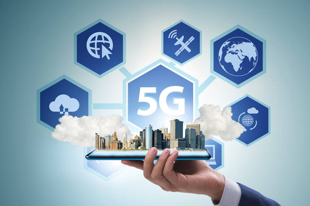 Концепция мобильной технологии 5G - высокая скорость интернета - Фото, изображение