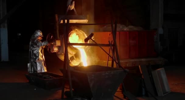 Fundición de metal líquido del alto horno en el contenedor de cuchara de ferrocarril en la planta metalúrgica
 - Imágenes, Vídeo