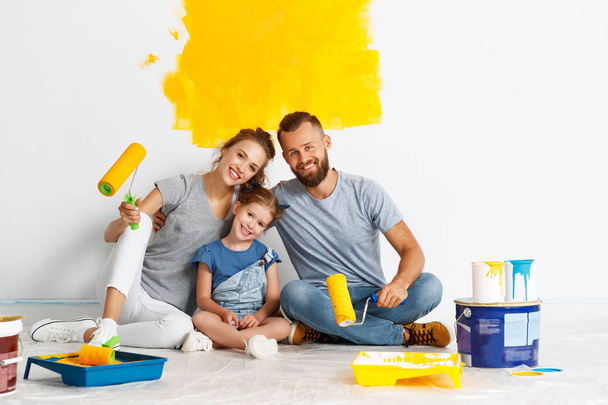 Repair in apartment. Happy family mother, father and child daugh - Valokuva, kuva