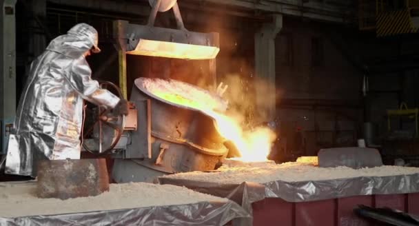 Τήξη από υγρό μέταλλο από την υψικάμινο στο δοχείο μεζούρα σιδηροδρόμων στο μεταλλουργικό εργοστάσιο - Πλάνα, βίντεο