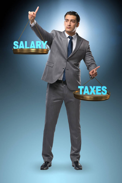 Üzletember próbál egyensúlyt találni az adók és a fizetés között - Fotó, kép