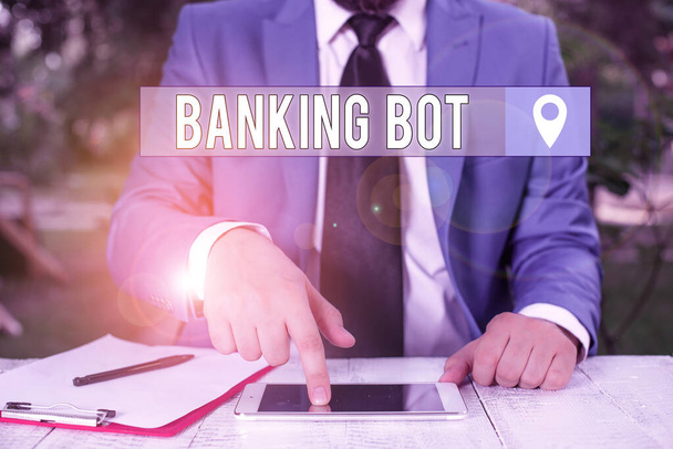 Escrevendo nota mostrando Banking Bot. Foto de negócios mostrando aplicativo que executa tarefas bancárias automatizadas através da Internet Empresário com o dedo apontador na frente dele
. - Foto, Imagem