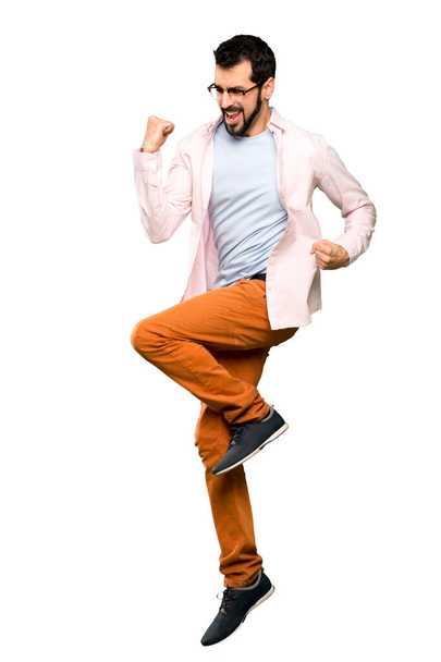 Полнометражный снимок Красавчика с бородой, прыгающего через изолированный белый фон
 - Фото, изображение