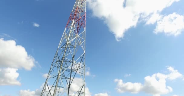 Video van de communicatietoren van onderen met witte wolken op de achtergrond. - Video