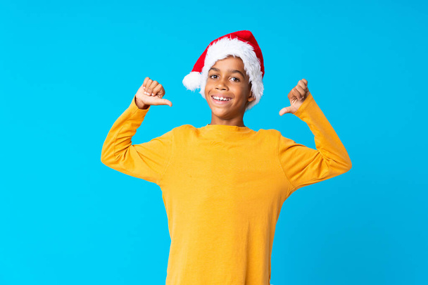 African American boy with christmas hat proud and self-satisfied - Foto, afbeelding