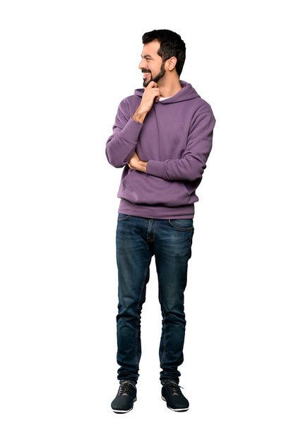 Полнометражный снимок Красавчика в толстовке, смотрящего в сторону на изолированном белом фоне
 - Фото, изображение