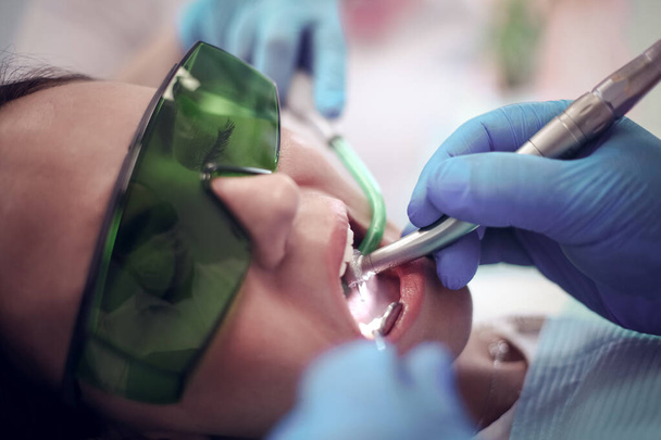 Zahnarztteam und Patient in der Zahnarztpraxis - Foto, Bild
