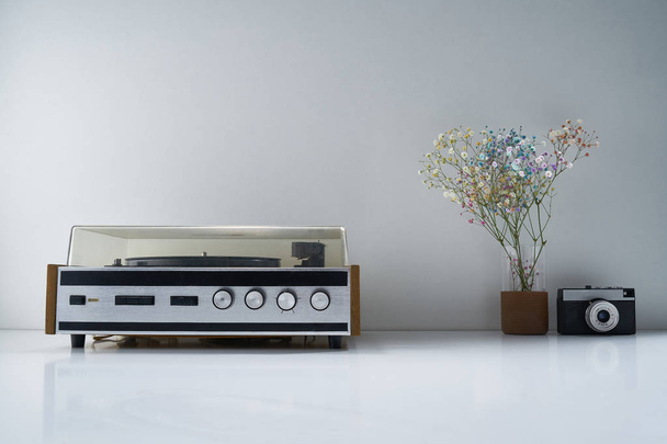 Composition with retro stereo radio and other vintage things with a gentle bouquet of flowers on a light gray background - Foto, Imagem