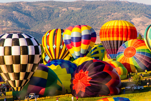 Globos de aire caliente coloridos que inflan
 - Foto, Imagen