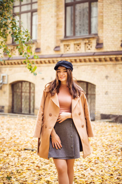 stylish woman in autumn park - Фото, зображення