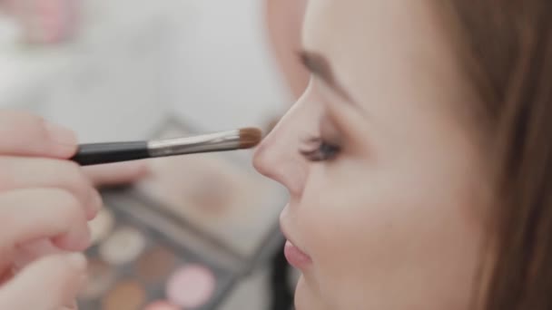 Profesional de maquillaje artista mujer agita crema de maquillaje en una paleta
. - Metraje, vídeo