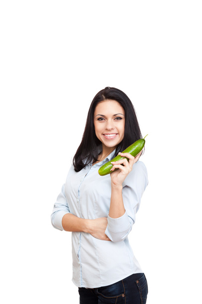 jonge vrouw houd komkommer - Foto, afbeelding
