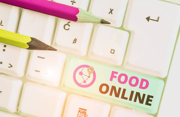 Gıda İnternetini gösteren bir mesaj. Müşterilerin internetten yemek alabilmeleri için en uygun yöntem kavramsal fotoğraf.. - Fotoğraf, Görsel