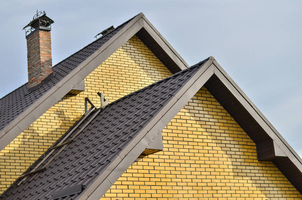 Elemento techo con ladrillos amarillos y azulejos marrones
 - Foto, Imagen