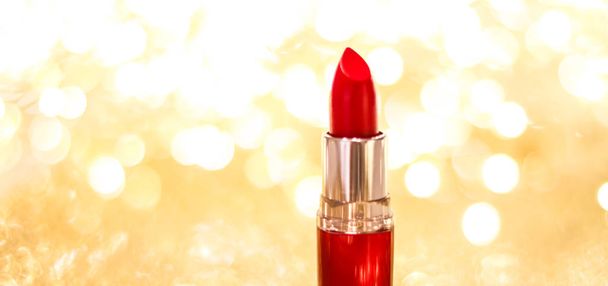 Rode lippenstift op gouden kerst, Nieuwjaar en Valentijnsdag h - Foto, afbeelding