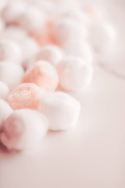 Bolas de algodão orgânico fundo para a rotina da manhã, spa cosmeti
 - Foto, Imagem