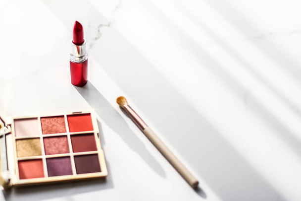 Kosmetik, Make-up-Produkte auf Marmor-Schminktisch, Lippenstift, - Foto, Bild
