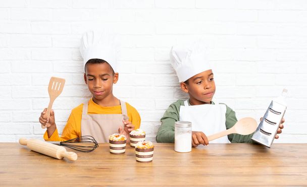 zwei afrikanisch-amerikanische Brüder Kinder als Koch verkleidet - Foto, Bild