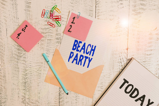 Słowo pisanie tekstu Beach Party. Koncepcja biznesowa dla dużej grupy wystawowej organizuje imprezę na plaży Koperta papieru lepkie notatki notatnik notatnik drewniane tło. - Zdjęcie, obraz