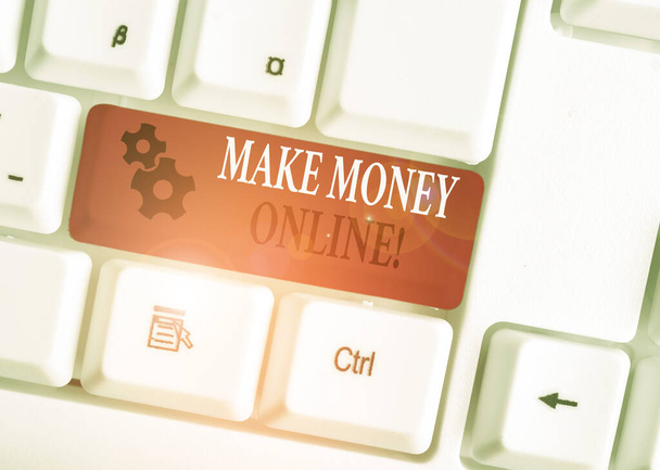 "Make Money Online" ı gösteren kavramsal el yazısı. İş fotoğraflarının sergilenmesi, beyaz arkaplanının üzerinde not kağıtları olan, serbest çalışmak veya pazarlamak gibi internet kullanımıyla kar elde ediyor.. - Fotoğraf, Görsel