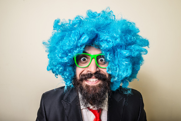 Mavi peruk olan adam manyak komik sakallı - Fotoğraf, Görsel