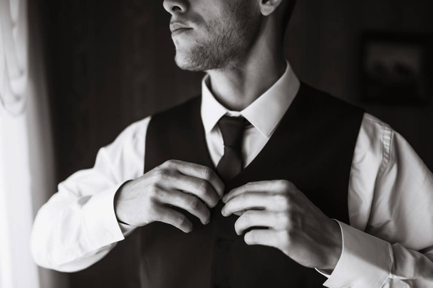 Luxury groom in suit. Businessman. Morning Groom Fees. The beginning of the wedding day. Stylish sexy man in suit posing. Men's fashion. - Fotoğraf, Görsel