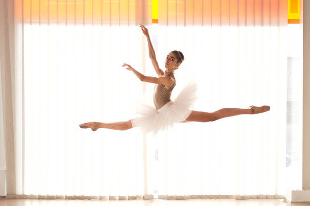 junge Balletttänzerin beim Studiospringen - Foto, Bild