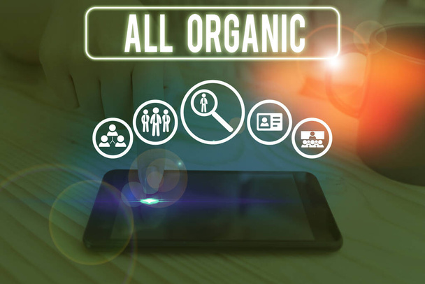 Sana kirjoittaa tekstiä Kaikki Organic. Elintarvikkeiden, joita ei ole käsitelty synteettisillä torjunta-aineilla, liiketoimintakonsepti
. - Valokuva, kuva