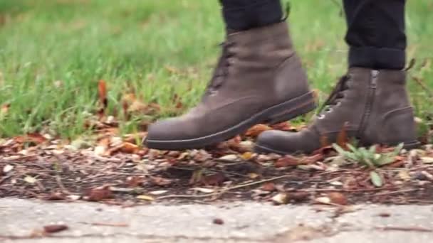 Close Up Man with trendy leather boots Walking In The Autumn Park. - Záběry, video