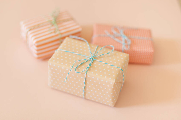Κουτιά δώρων παστέλ χρώμα. Ροζ φόντο. - Φωτογραφία, εικόνα