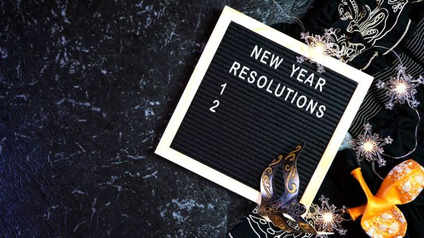Año Nuevo resoluciones tablero de cartas y decoraciones fiesta de oro y negro
. - Foto, Imagen