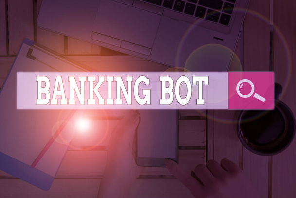 Tekstimerkki, jossa näkyy pankkirobotti. Käsitteellinen valokuvasovellus, joka suorittaa automatisoituja pankkitoimia Internetissä
. - Valokuva, kuva