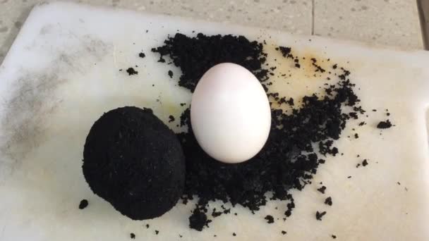 Tuzlu kömür kullanarak tuzlu ördek yumurtası yapıyorum. - Video, Çekim