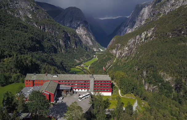 Stalheim, Noruega - julho de 2019: Turistas vêm ao hotel Stalheim para admirar o belo vale de Naeroydalen e picos em Stalheim, Voss, Noruega
. - Foto, Imagem