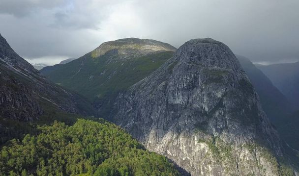 прекрасний краєвид на долину Наеройдалену, вершина якого здіймається на Сталхайм, Восс, що в Гордаланді (Норвегія). Повітряний дрон. Липень 2019 - Фото, зображення